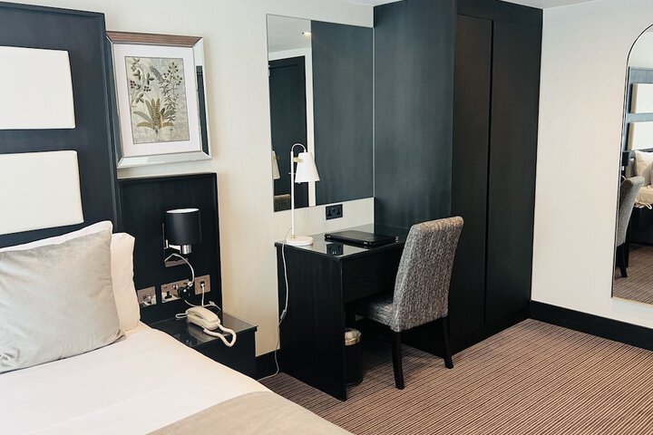 Room 17 of 90