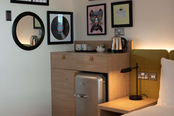 Room 16 of 39