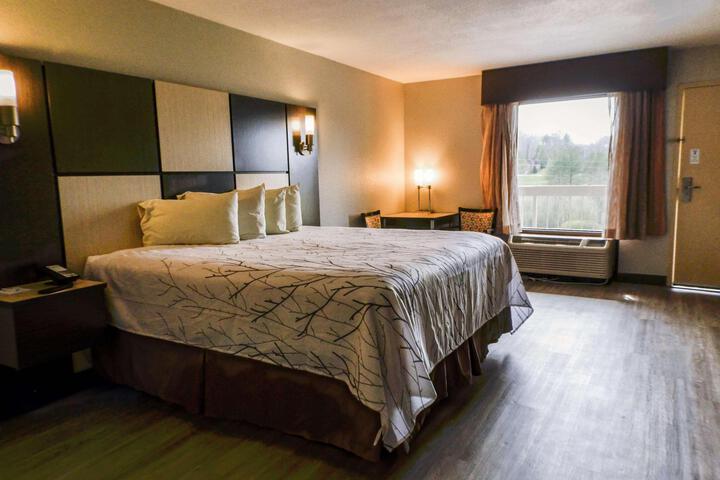 1 King Bed Microwave and Refrigerator WiFi Full Breakfast (5 of 11)