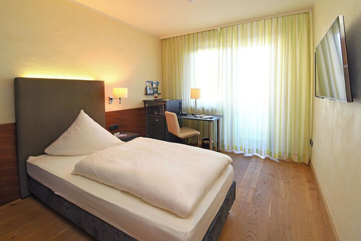 Room 26 of 127