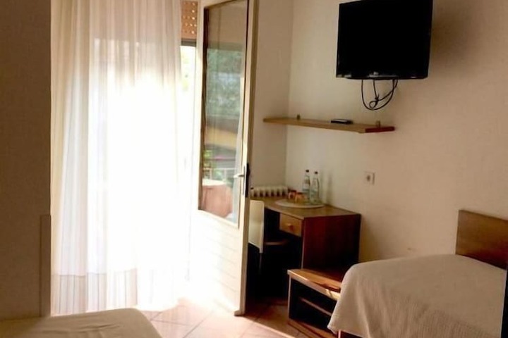 Room 9 of 34