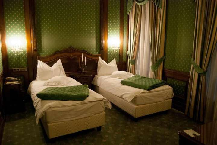 Room 11 of 39