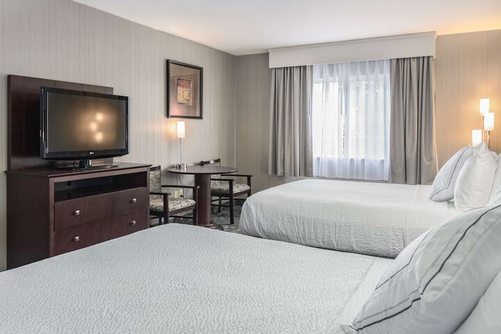2 Queen Beds Microwave and Refrigerator WiFi Full Breakfast (6 of 11)