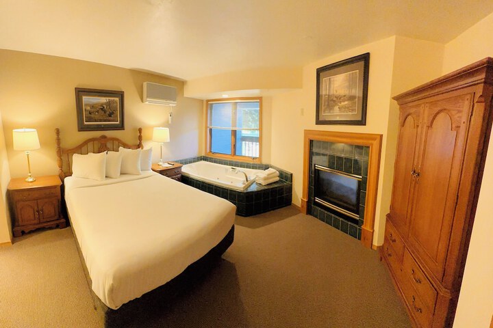 2 Queen Beds (11 of 15)