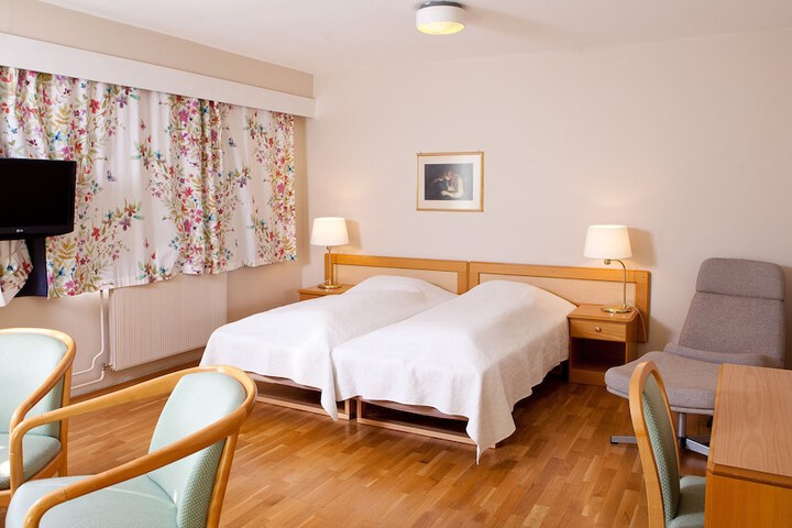 Room 4 of 9