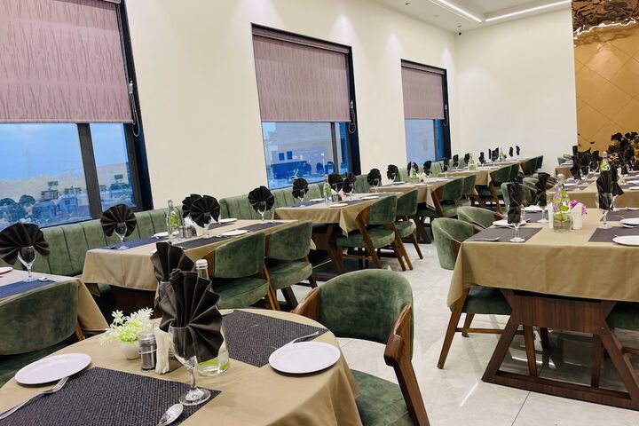 Dining 26 of 34
