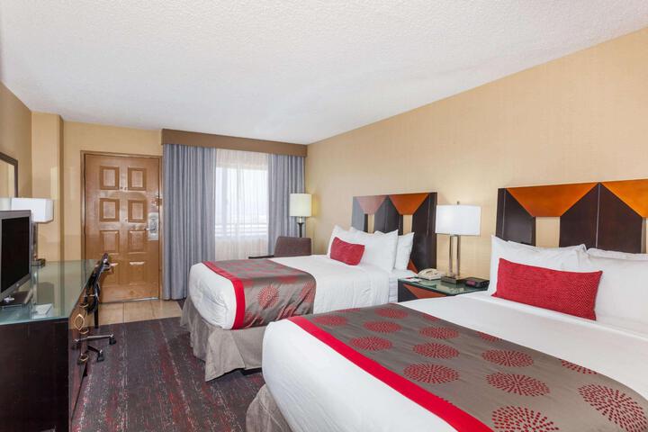 2 Double Beds (10 of 15)