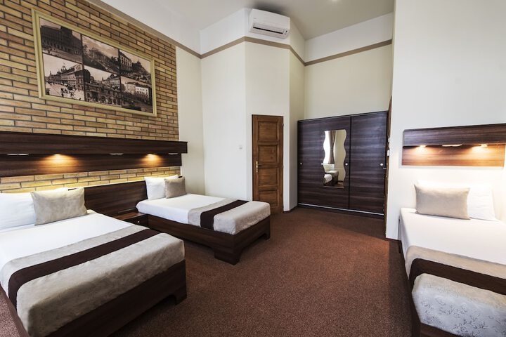 Room 16 of 38