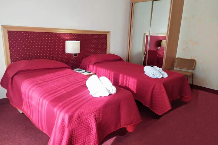 Room 16 of 28