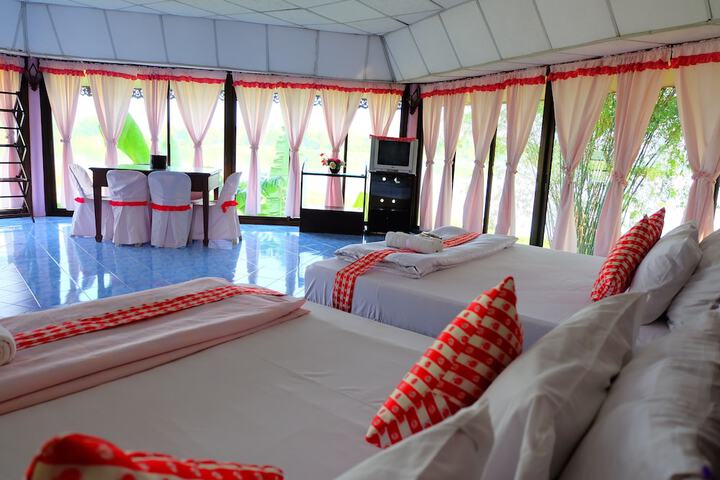 Room 5 of 9