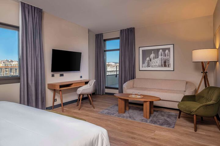 Room 32 of 106