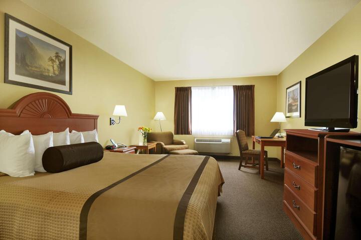 1 King Bed High Speed Internet Accessible Microwave and Refrigerator, Coffee Maker Full Breakfast (3 of 11)