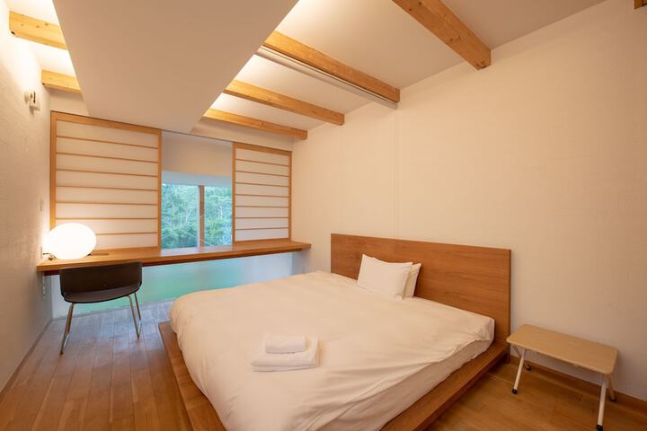 Room 4 of 18