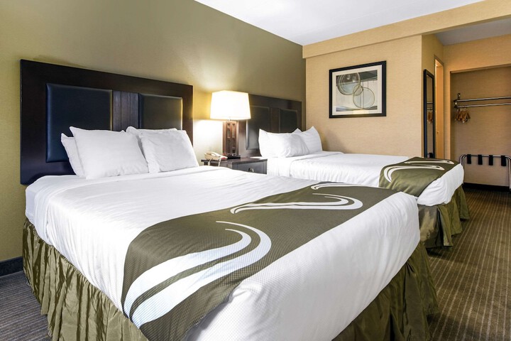2 Queen Beds (2 of 18)