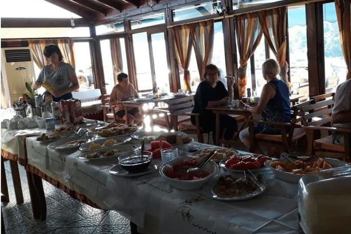 Dining 16 of 21