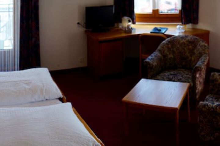 Room 4 of 36