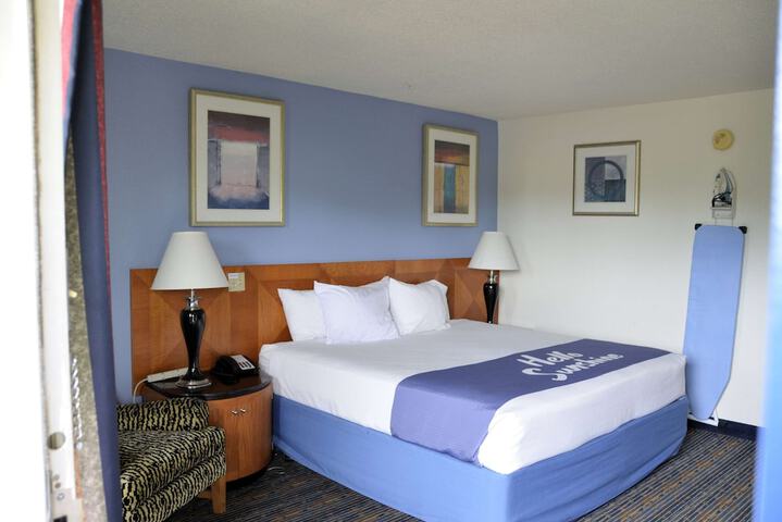 1 King Bed Pet Friendly (55 of 56)