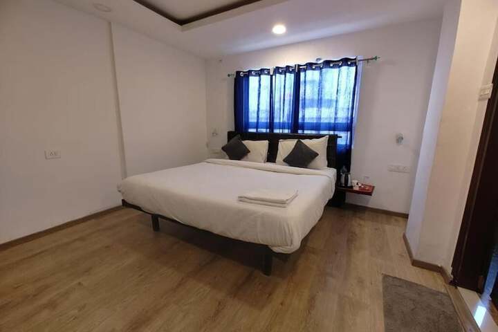 Room 4 of 10