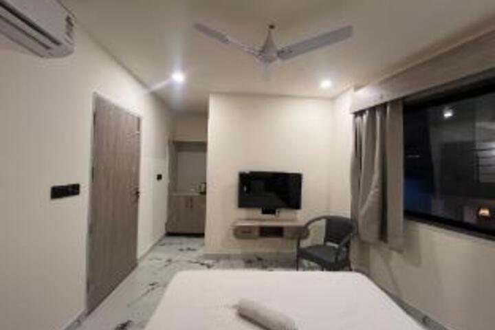 Room 12 of 16