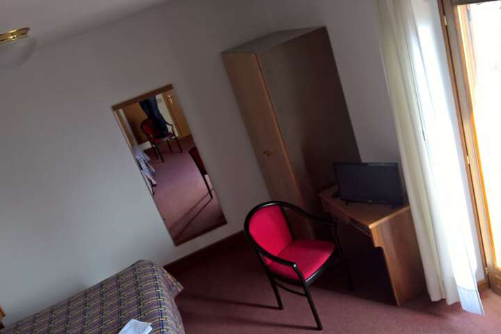 Room 6 of 25