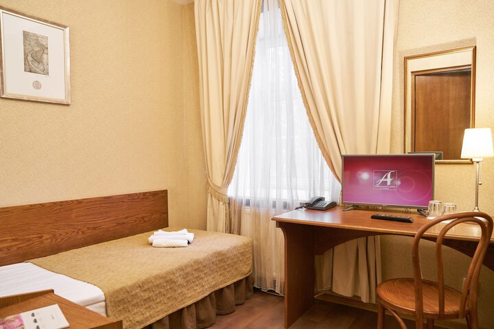 Room 10 of 38