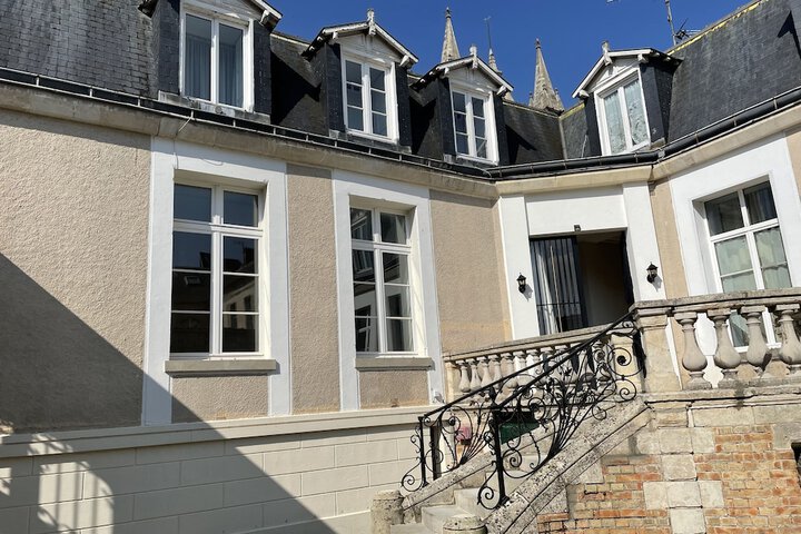 LES HOTES D ELOISE