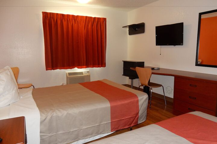 2 Queen Beds (2 of 3)