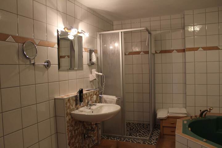 Room 33 of 68