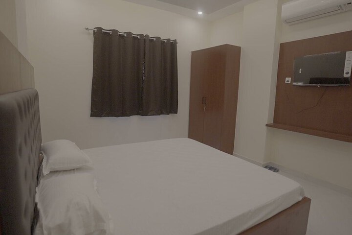 Room 7 of 16