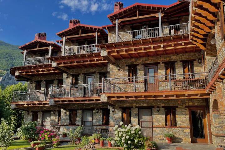 Exterior of Hotel Παραδοσιακό