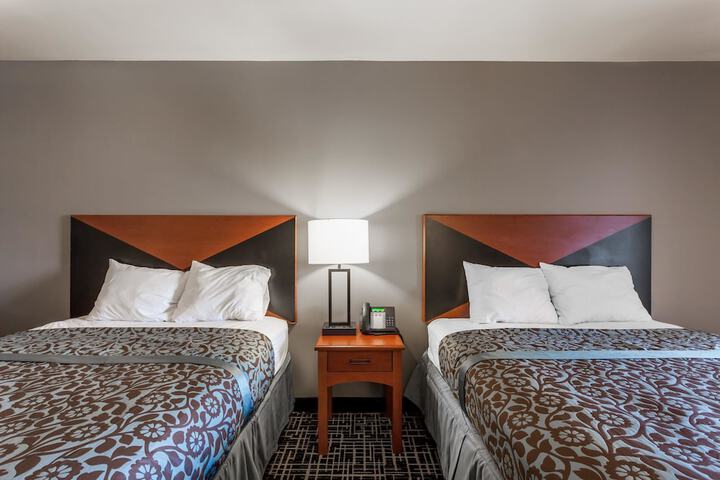 2 Queen Beds (8 of 12)