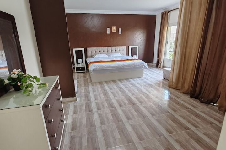 Room 4 of 13