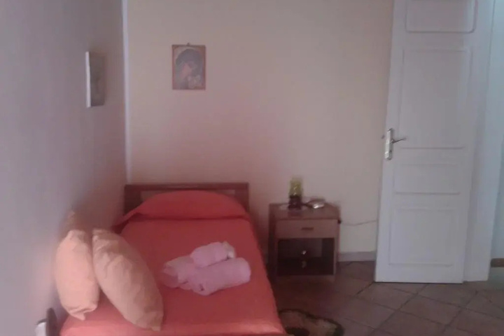 Room 4 of 9
