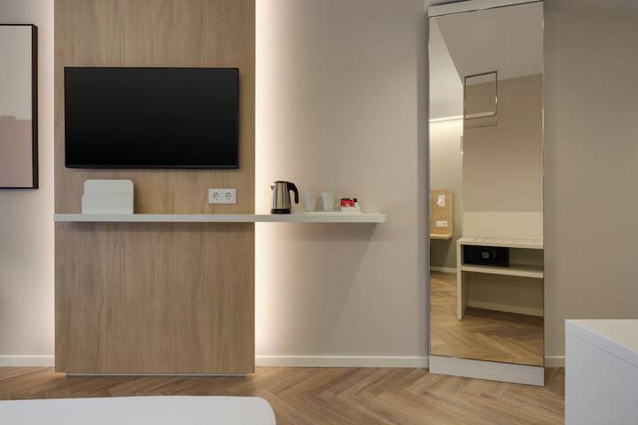 Room 12 of 28