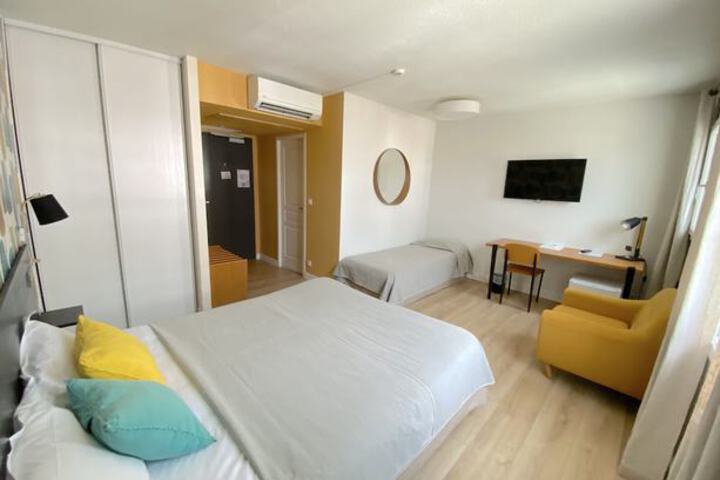 Room 11 of 16
