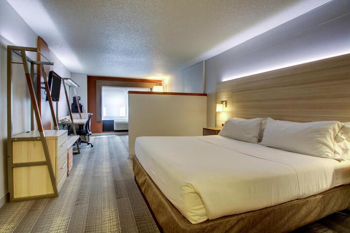 1 King Bed Suite (3 of 7)