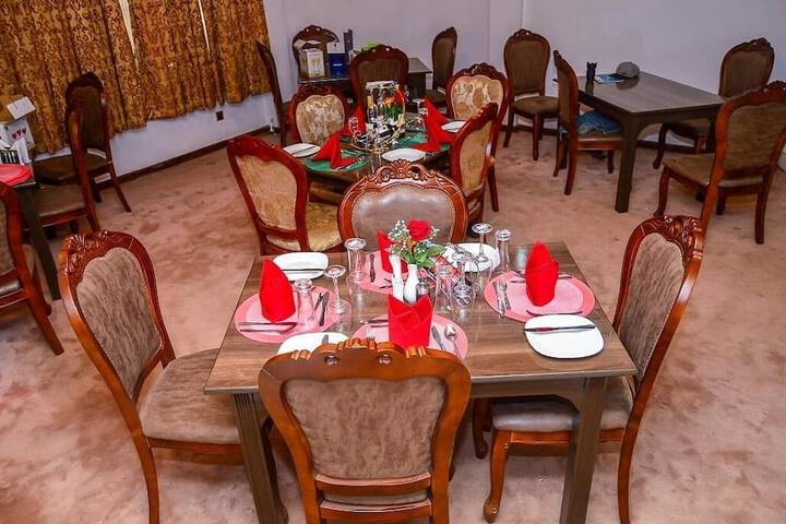 Dining 18 of 25