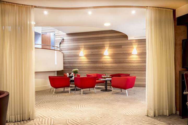 Lounge 31 of 40