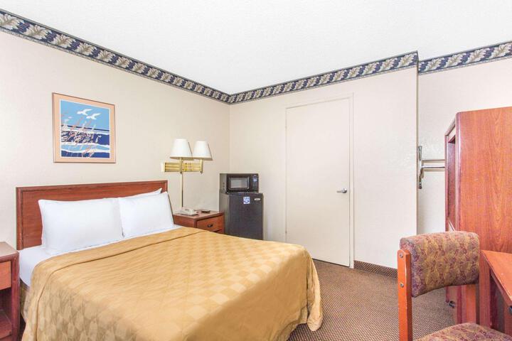 1 Queen Bed (1 of 10)