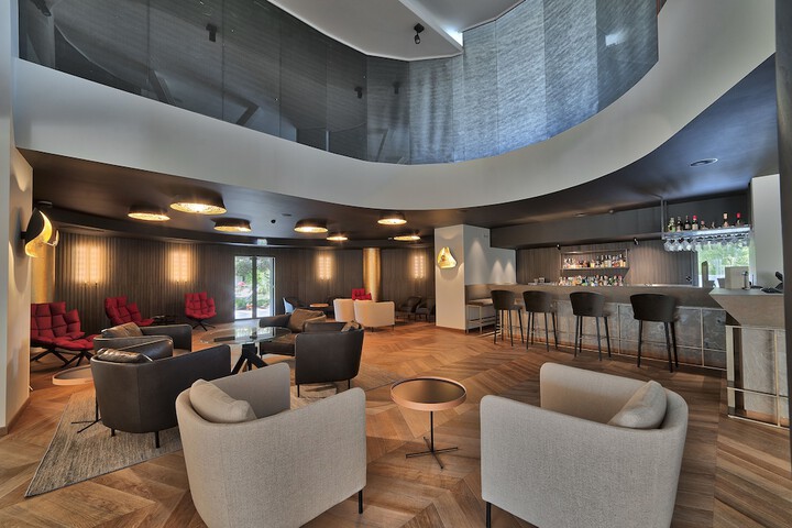 Lounge 100 of 111