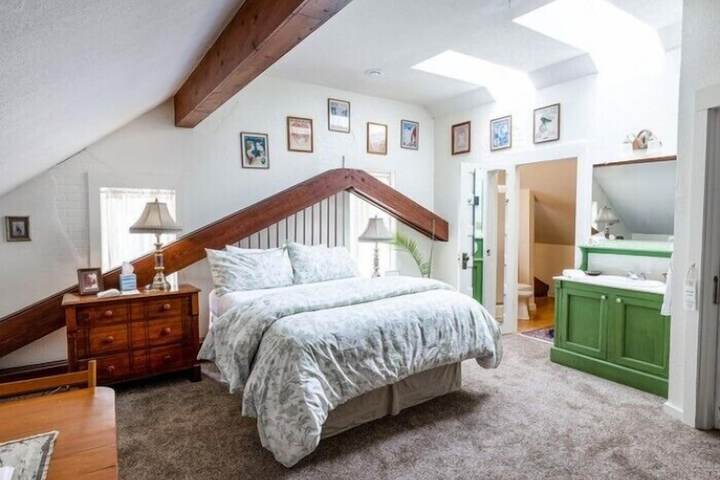 Room 25 of 48