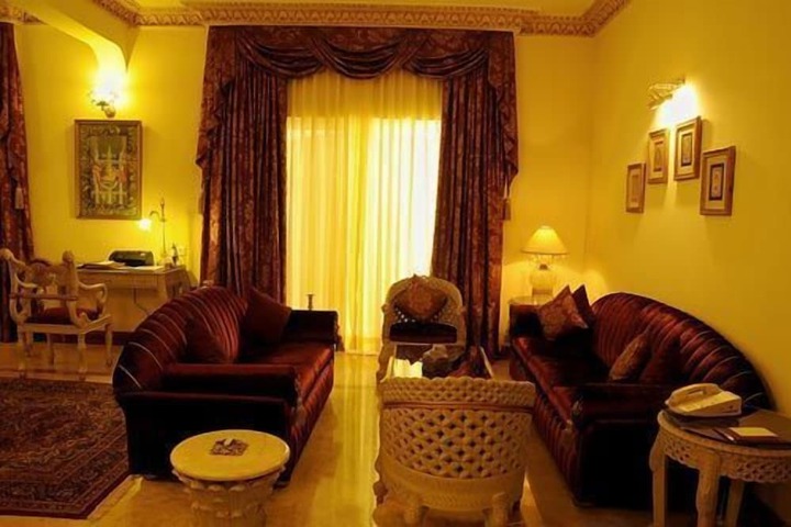 Room 9 of 18
