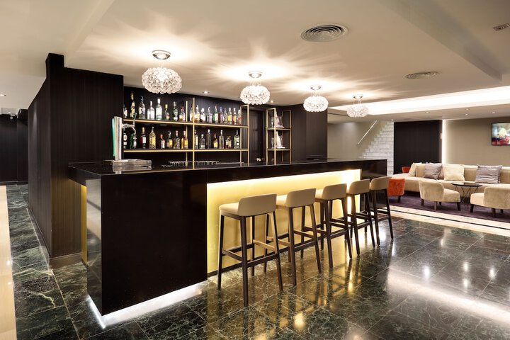 Lounge 52 of 84