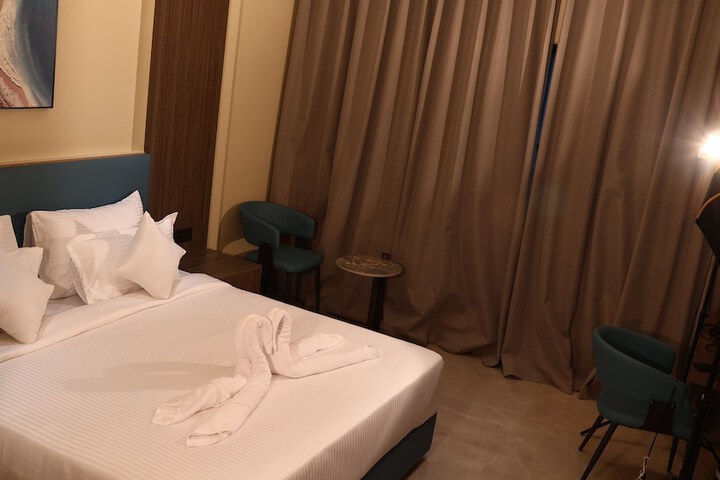 Room 6 of 14