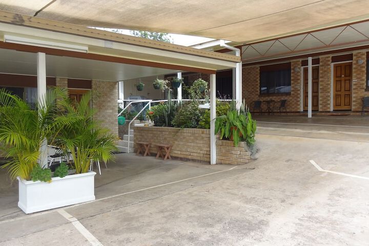 Hotel Exterior 41 of 48
