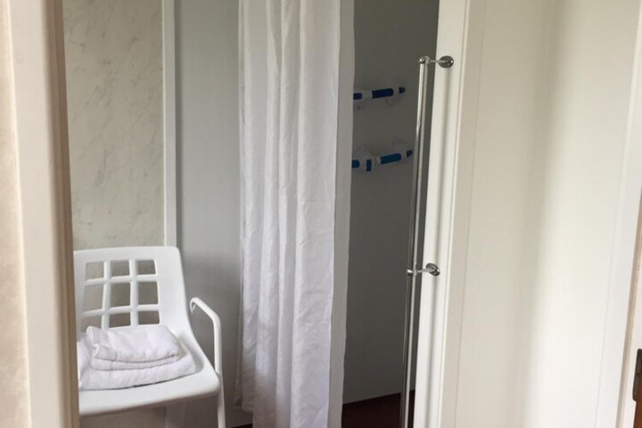 Room 16 of 34