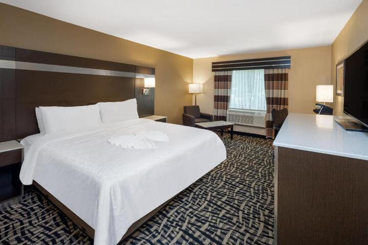 1 King Bed (9 of 19)