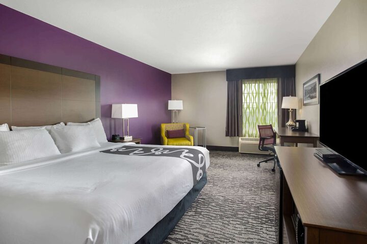1 King Bed (3 of 18)