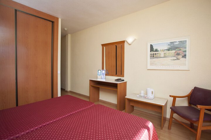 Room 13 of 30