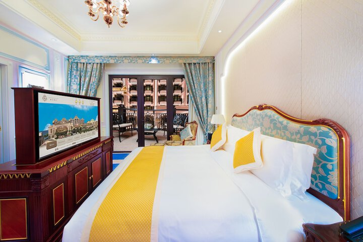 Room 5 of 77